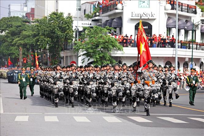 Các khối quân đội diễu hành qua khu vực phố Nguyễn Thái Học - Cửa Nam. Ảnh: Công Đạt - TTXVN