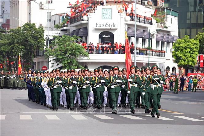 Các khối quân đội diễu hành qua khu vực phố Nguyễn Thái Học - Cửa Nam. Ảnh: Công Đạt - TTXVN