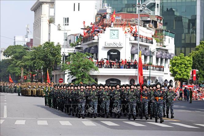 Các khối quân đội diễu hành qua khu vực phố Nguyễn Thái Học - Cửa Nam. Ảnh: Công Đạt - TTXVN