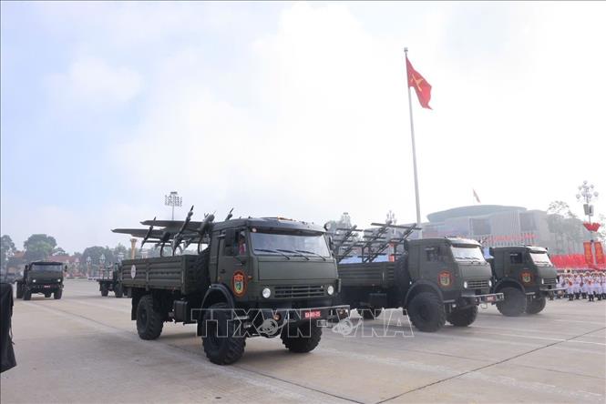 Tổ hợp phương tiện bay không người lái (UAV) gồm các UAV trinh sát phát hiện, nhận dạng mục tiêu, UAV chiến đấu cấp chiến thuật, UAV cảm tử do Việt Nam sản xuất. Ảnh: Lâm Khánh - TTXVN