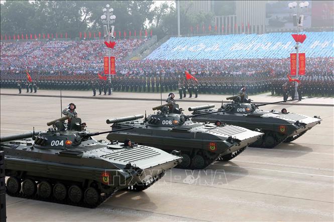 Xe thiết giáp chiến đấu bộ binh lội nước BMP-1, BMP-2 có tính năng chiến đấu hiệu quả cả trên bộ, dưới nước diễu binh trên Quảng trường Ba Đình. Ảnh: Phương Hoa - TTXVN