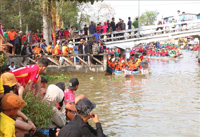 Khá đông người dân đến tham quan cổ vũ cho các đội bơi. Ảnh: Tuấn Phi-TTXVN