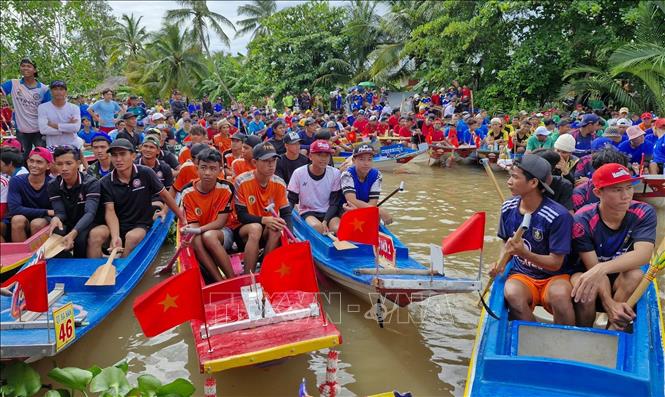 Giải bơi có sự tham gia 68 đội đến từ vùng có đông đồng bào Khmer trong và ngoài thành phố tham gia. Ảnh: Tuấn Phi-TTXVN