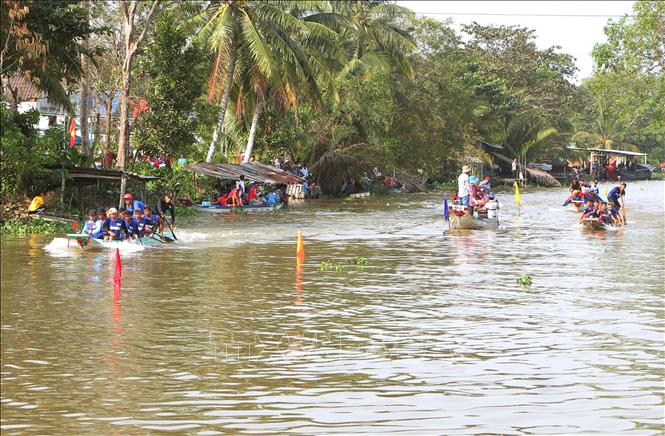 Các đội tham gia tranh tài ở cự ly 600 mét. Ảnh: Tuấn Phi-TTXVN