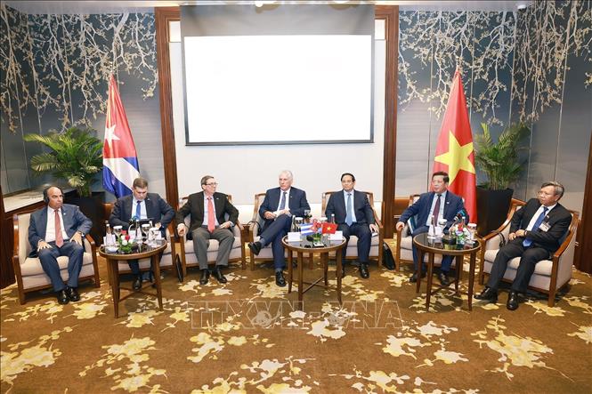 Thủ tướng Phạm Minh Chính và Bí thư thứ Nhất, Chủ tịch Cuba Miguel Díaz-Canel Bermúdez gặp gỡ doanh nghiệp hai nước. Ảnh: Dương Giang-TTXVN 
