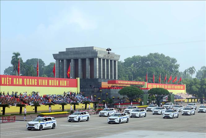 Khối xe chỉ huy giao thông dẫn đoàn diễu binh trên Quảng trường Ba Đình. Ảnh: Phạm Kiên - TTXVN