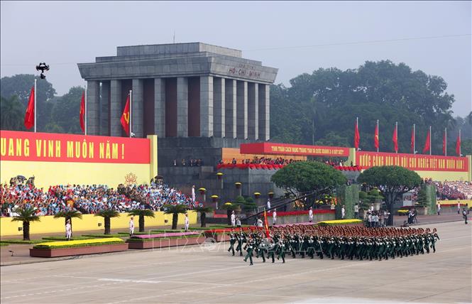 Khối sĩ quan Hậu cần, Kỹ thuật, Công nghiệp quốc phòng diễu qua Lễ đài. Ảnh: Phạm Kiên - TTXVN