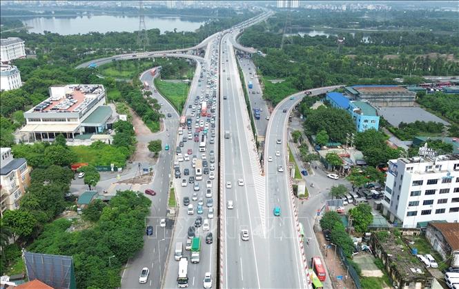 Đường Vành đai 3 trên cao kéo dài hướng vào trung tâm thành phố có hiện tượng ùn ứ cục bộ nhưng các phương tiện vẫn giao thông được. Ảnh: Quốc Khánh - TTXVN