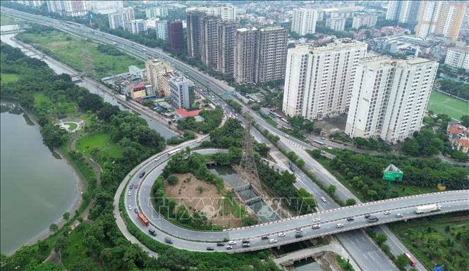 Nút vào thành phố từ cao tốc Pháp Vân - Cầu Giẽ các phương tiện nối đuôi nhau di chuyển ổn định. Ảnh: Quốc Khánh - TTXVN