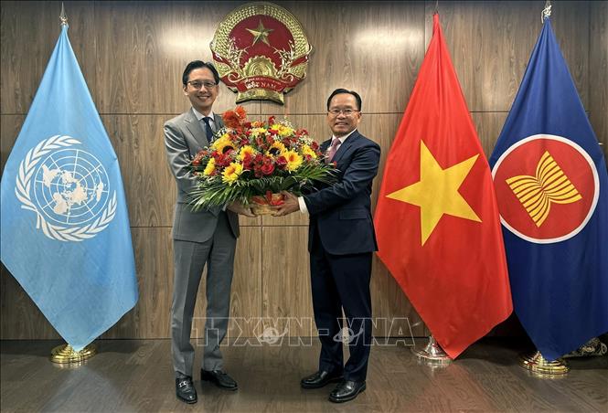 Ambassador Thongphane Savanphet, Permanent Representative of Laos to the United Nations, congratulates Ambassador Do Hung Viet and the Vietnamese delegation to the UN. VNA Photo: Thanh Tuấn