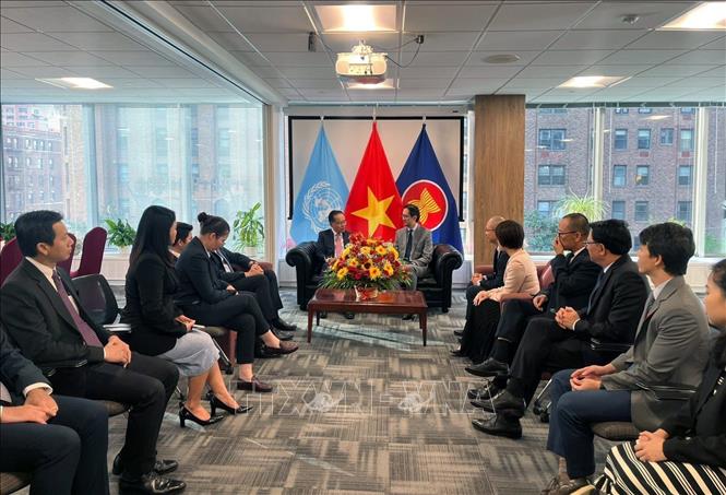 Lao delegation to the United Nations congratulates Vietnamese delegation to the UN on the occasion of Vietnam’s 80th National Day. VNA Photo: Thanh Tuấn