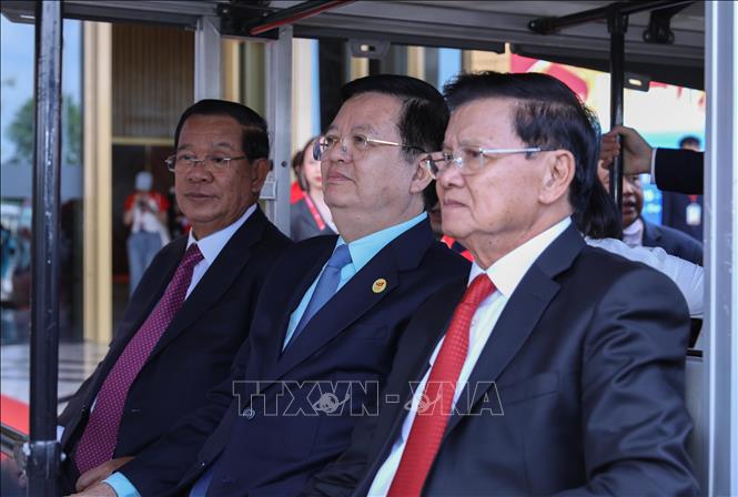 Phó Thủ tướng Mai Văn Chính cùng Tổng Bí thư, Chủ tịch nước Lào Thongloun Sisoulith và Chủ tịch Đảng Nhân dân Campuchia Hun Sen di chuyển bằng xe điện đến các phân khu triển lãm. Ảnh: Phan Phương - TTXVN