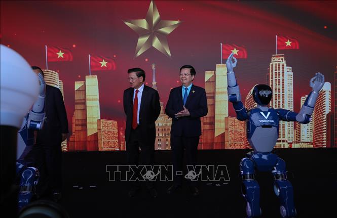 Phó Thủ tướng Mai Văn Chính cùng Tổng Bí thư, Chủ tịch nước Lào Thongloun Sisoulith và Chủ tịch Đảng Nhân dân Campuchia Hun Sen giao lưu cùng robot hình người “Make in Vietnam”. Ảnh: Phan Phương - TTXVN
