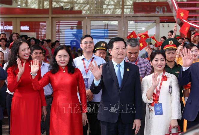 Phó Thủ tướng Chính phủ Mai Văn Chính tiễn đoàn tham quan. Ảnh: Phan Phương - TTXVN