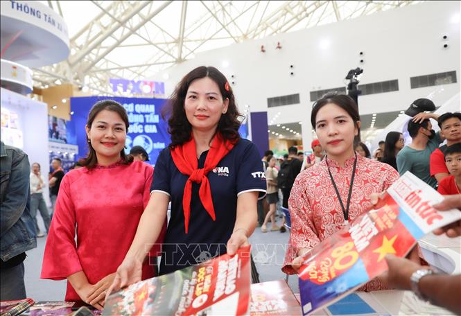 Các ấn phẩm báo chí được phát miễn phí  tại Khu trưng bày của TTXVN tại Triển lãm 