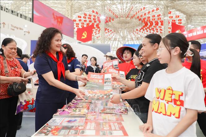 Phó Tổng Giám đốc TTXVN Nguyễn Thị Sự trực tiếp trao đổi, chia sẻ thông tin và tặng các ấn phẩm báo chí cho các bạn trẻ. Ảnh: Phan Phương - TTXVN