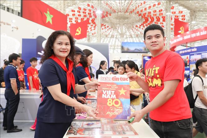 Phó Tổng Giám đốc TTXVN Nguyễn Thị Sự trực tiếp trao đổi, chia sẻ thông tin và tặng các ấn phẩm báo chí cho các bạn trẻ. Ảnh: Phan Phương - TTXVN