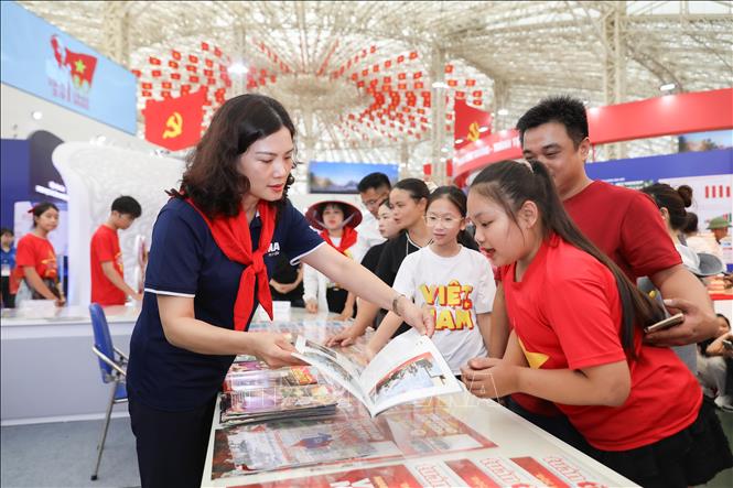 Lãnh đạo các đơn vị trực tiếp chia sẻ thông tin, quảng bá các ấn phẩm của TTXVN tới tay bạn đọc. Ảnh: Phan Phương - TTXVN