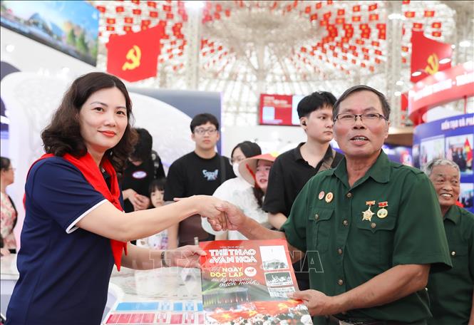 Lãnh đạo các đơn vị trực tiếp chia sẻ thông tin, quảng bá các ấn phẩm của TTXVN tới tay bạn đọc. Ảnh: Phan Phương - TTXVN