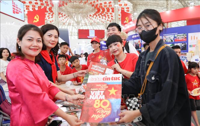 Lãnh đạo các đơn vị của trực tiếp chia sẻ thông tin, quảng bá các ấn phẩm của TTXVN tới tay bạn đọc. Ảnh: Phan Phương - TTXVN