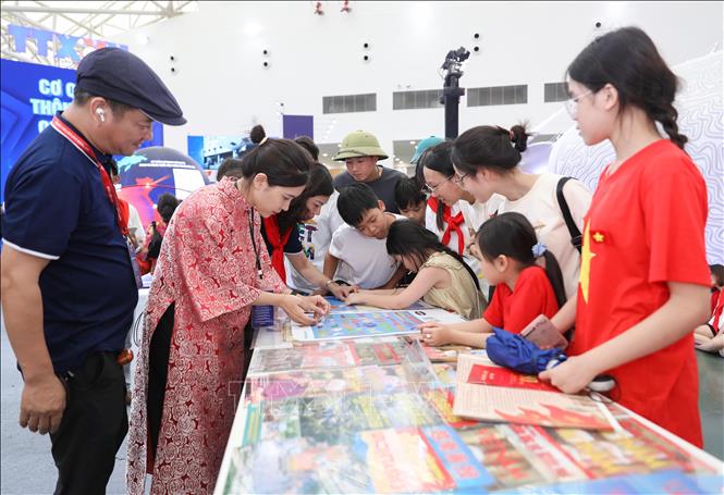 Nhiều bạn trẻ đến tham quan, tìm hiểu tại Khu trưng bày của TTXVN tại Triển lãm thành tựu đất nước. Ảnh: Phan Phương - TTXVN