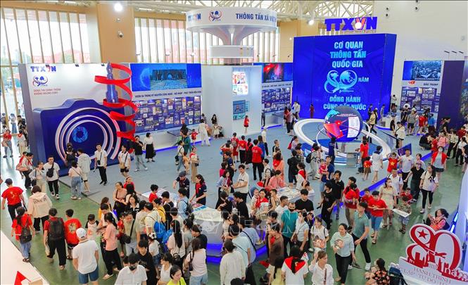 Nhờ phong cách trẻ trung với không gian mở, khu trưng bày của TTXVN tại Triển lãm thành tựu đất nước thu hút rất nhiều bạn trẻ đến tham quan, tìm hiểu. Ảnh: Phan Phương - TTXVN