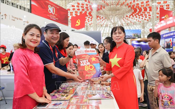 Lãnh đạo các đơn vị của TTXVN nhiệt tình tham gia quảng bá các sản phẩm của ngành. Ảnh: Phan Phương - TTXVN