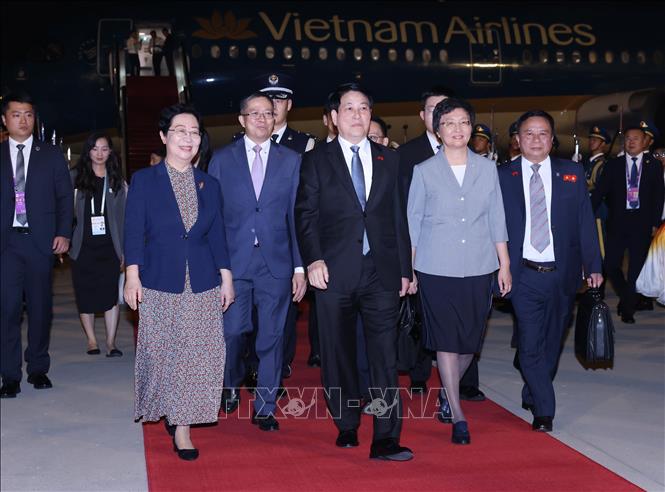 Các quan chức Trung Quốc đón Chủ tịch nước Lương Cường tại sân bay Bắc Kinh. Ảnh: Lâm Khánh – TTXVN