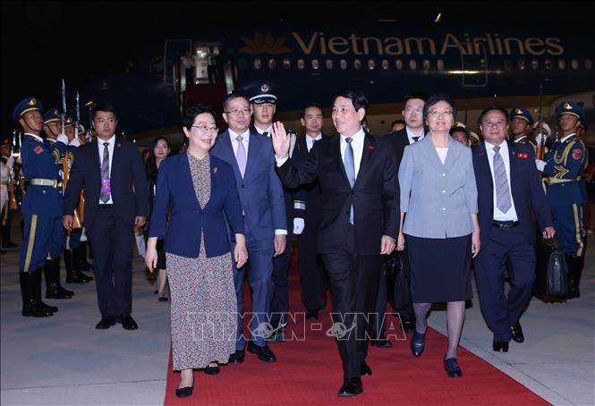 Các quan chức Trung Quốc đón Chủ tịch nước Lương Cường tại sân bay Bắc Kinh. Ảnh: Lâm Khánh – TTXVN