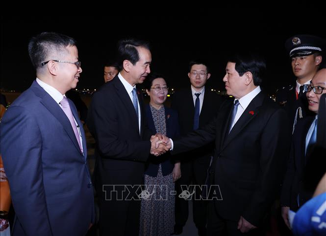 Đại sứ Trung Quốc tại Việt Nam Hà Vĩ đón Chủ tịch nước Lương Cường tại sân bay Bắc Kinh. Ảnh: Lâm Khánh – TTXVN