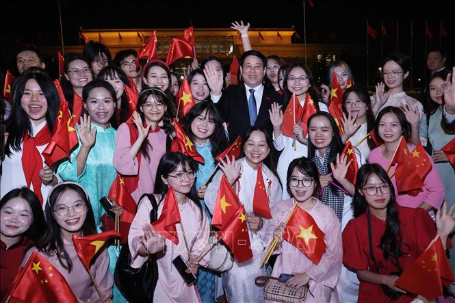 Cộng đồng người Việt Nam tại Trung Quốc đón Chủ tịch nước Lương Cường tại sân bay Bắc Kinh. Ảnh: Lâm Khánh – TTXVN