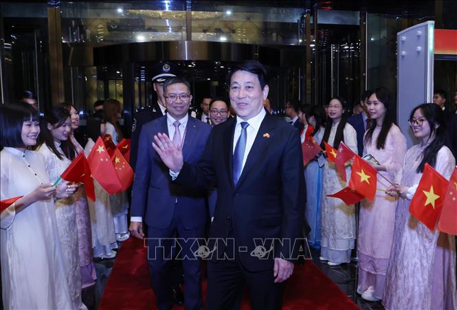 Kiều bào, lưu học sinh Việt Nam tại Trung Quốc đón Chủ tịch nước Lương Cường. Ảnh: Lâm Khánh – TTXVN