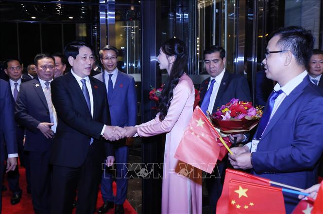Kiều bào, lưu học sinh Việt Nam tại Trung Quốc đón Chủ tịch nước Lương Cường. Ảnh: Lâm Khánh – TTXVN
