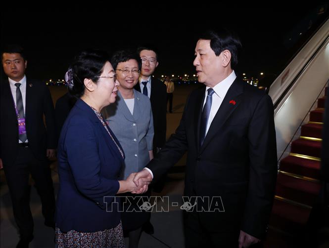 Uỷ viên Uỷ ban Thường vụ Nhân đại toàn quốc Trung quốc khoá 14 Diêm Ngạo Sương đón Chủ tịch nước Lương Cường tại sây bay Bắc Kinh. Ảnh: Lâm Khánh – TTXVN