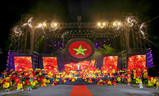 Chương trình nghệ thuật “Lời Người vang mãi núi sông” tại công viên Tây Đô, thành phố Cần Thơ. Ảnh: Thanh Liêm - TTXVN