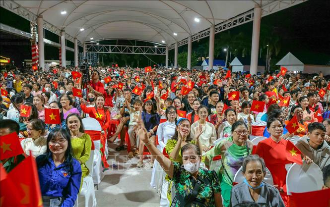 Người dân thành phố Cần Thơ xem chương trình nghệ thuật “Lời Người vang mãi núi sông” tại công viên Tây Đô tối 2/9/2025. Ảnh: Thanh Liêm - TTXVN