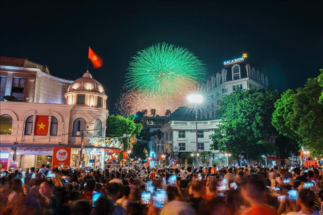 Người dân Thủ đô thưởng thức màn pháo hoa tuyệt đẹp tại khu vực hồ Hoàn Kiếm nhân 80 năm Quốc khánh. Ảnh: Phạm Tuấn Anh - TTXVN