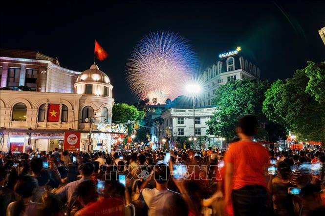 Người dân Thủ đô thưởng thức màn pháo hoa tuyệt đẹp tại khu vực hồ Hoàn Kiếm nhân 80 năm Quốc khánh. Ảnh: Phạm Tuấn Anh - TTXVN
