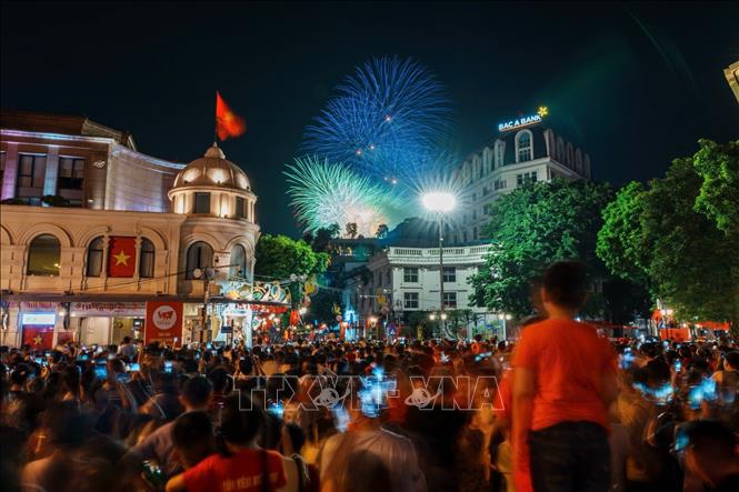 Người dân Thủ đô thưởng thức màn pháo hoa tuyệt đẹp tại khu vực hồ Hoàn Kiếm nhân 80 năm Quốc khánh. Ảnh: Phạm Tuấn Anh - TTXVN