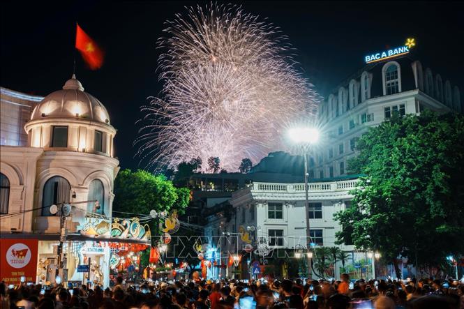 Người dân Thủ đô thưởng thức màn pháo hoa tuyệt đẹp tại khu vực hồ Hoàn Kiếm nhân 80 năm Quốc khánh. Ảnh: Phạm Tuấn Anh - TTXVN