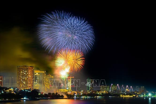 The firework show at Lac Long Quan Flower Garden, Tay Ho District, Hanoi. VNA Photo