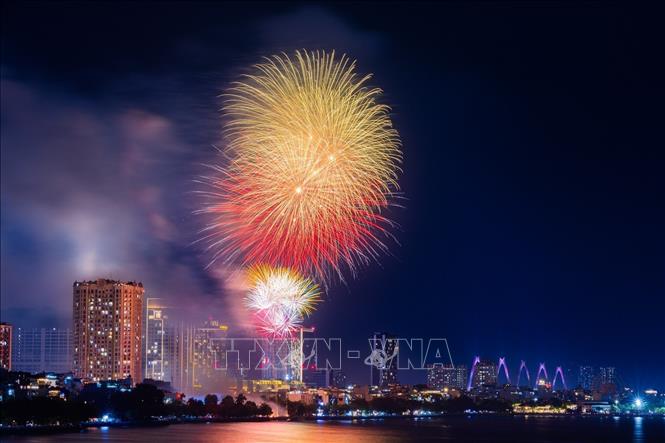 The firework show at Lac Long Quan Flower Garden, Tay Ho District, Hanoi. VNA Photo