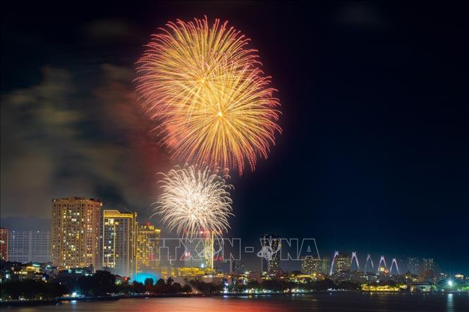 The firework show at Lac Long Quan Flower Garden, Tay Ho District, Hanoi. VNA Photo