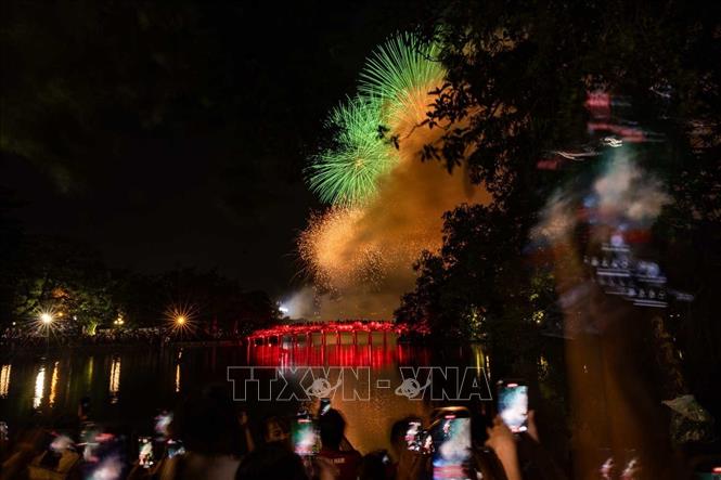 Màn pháo hoa tại khu vực Hồ Gươm. Ảnh: Hoàng Hiếu - TTXVN