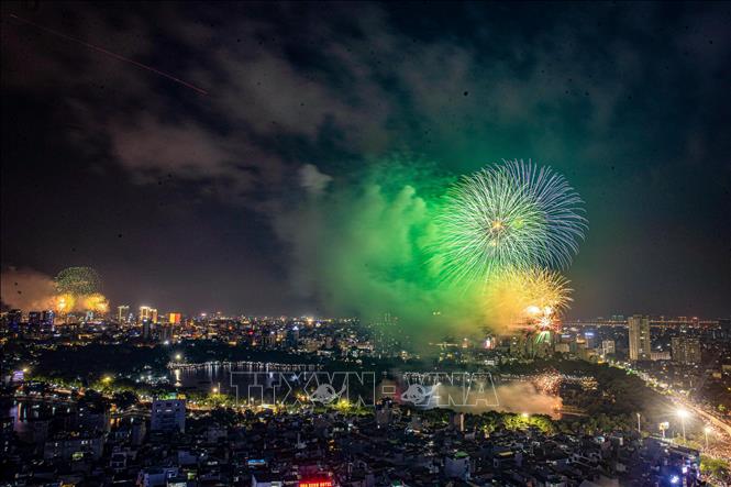 The firework show at Thong Nhat Park, Hai Ba Trung District, Hanoi. VNA Photo