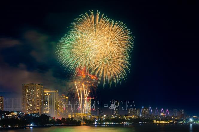 The fireworks show at Lac Long Quan Flower Garden, Tay Ho District, Hanoi. VNA Photo
