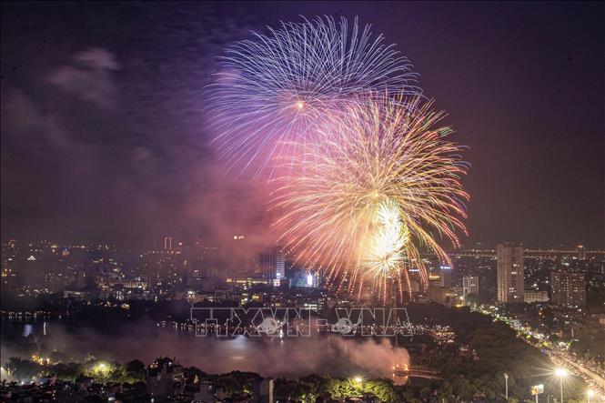 The firework show at Thong Nhat Park, Hai Ba Trung District, Hanoi. VNA Photo

