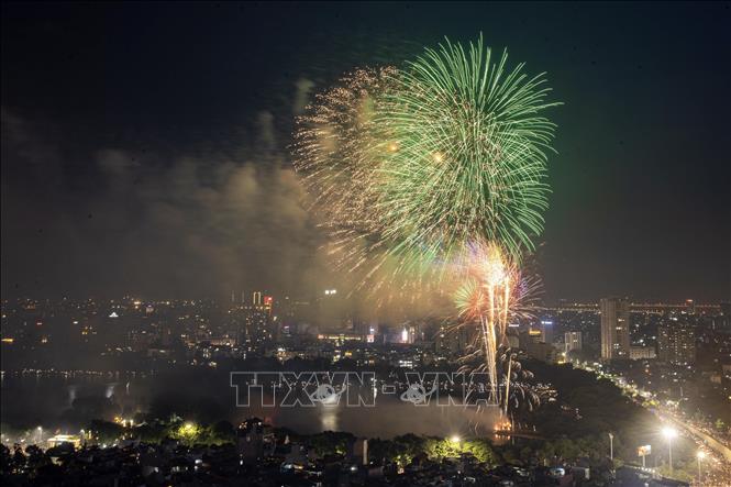 The firework show at Thong Nhat Park, Hai Ba Trung District, Hanoi. VNA Photo
