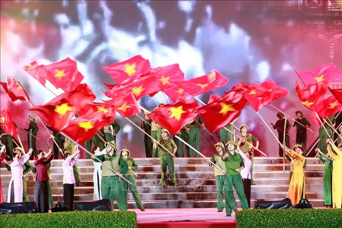 Các tiết mục tại điểm cầu phường Bình Dương đã tái hiện khí thế hào hùng của dân tộc. Ảnh: Huyền Trang - TTXVN