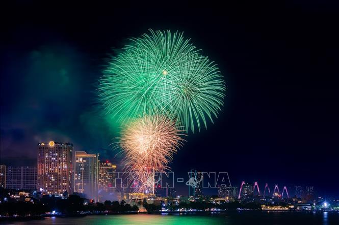 The firework show at Lac Long Quan Flower Garden, Tay Ho District, Hanoi. VNA Photo